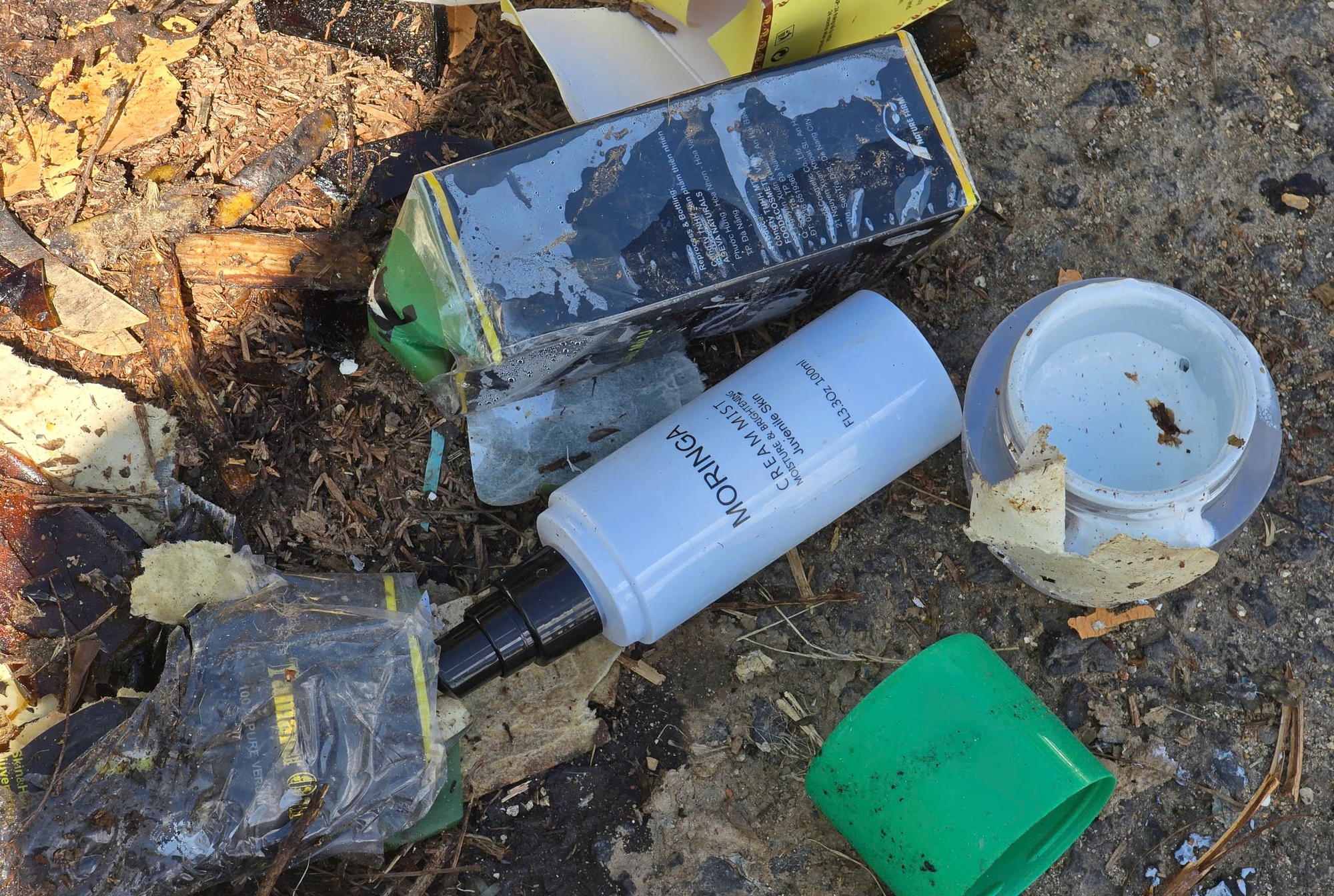 Cận cảnh hàng trăm chai, lọ mỹ phẩm vứt bỏ ven đường ở Đà Lạt - Ảnh 9