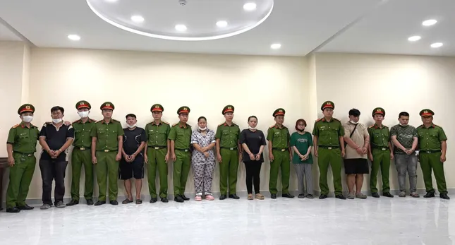 Phá đường dây sản xuất, buôn bán nước hoa giả quy mô lớn ở TPHCM - Ảnh 1