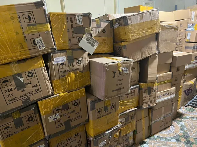Phá đường dây sản xuất, buôn bán nước hoa giả quy mô lớn ở TPHCM - Ảnh 2