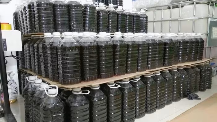 Bất ngờ lời khai của nguời đàn ông về "quy trình” làm nước mắm và nước giặt giả - Ảnh 1