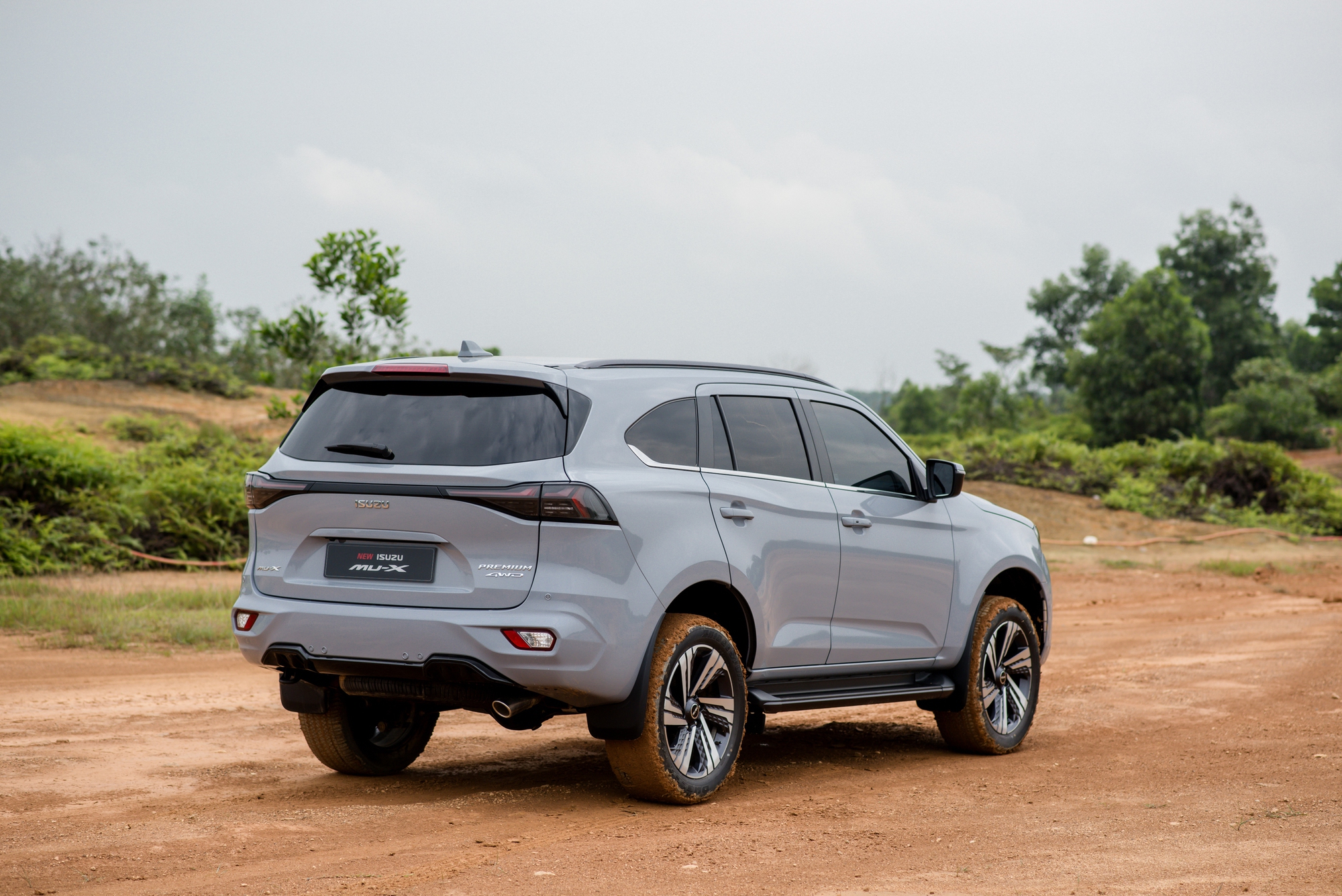 Isuzu mu-X được nâng cấp tại Việt Nam: Thêm trang bị, giá từ 928 triệu đồng, có đủ sức đấu Ford Everest? - Ảnh 3