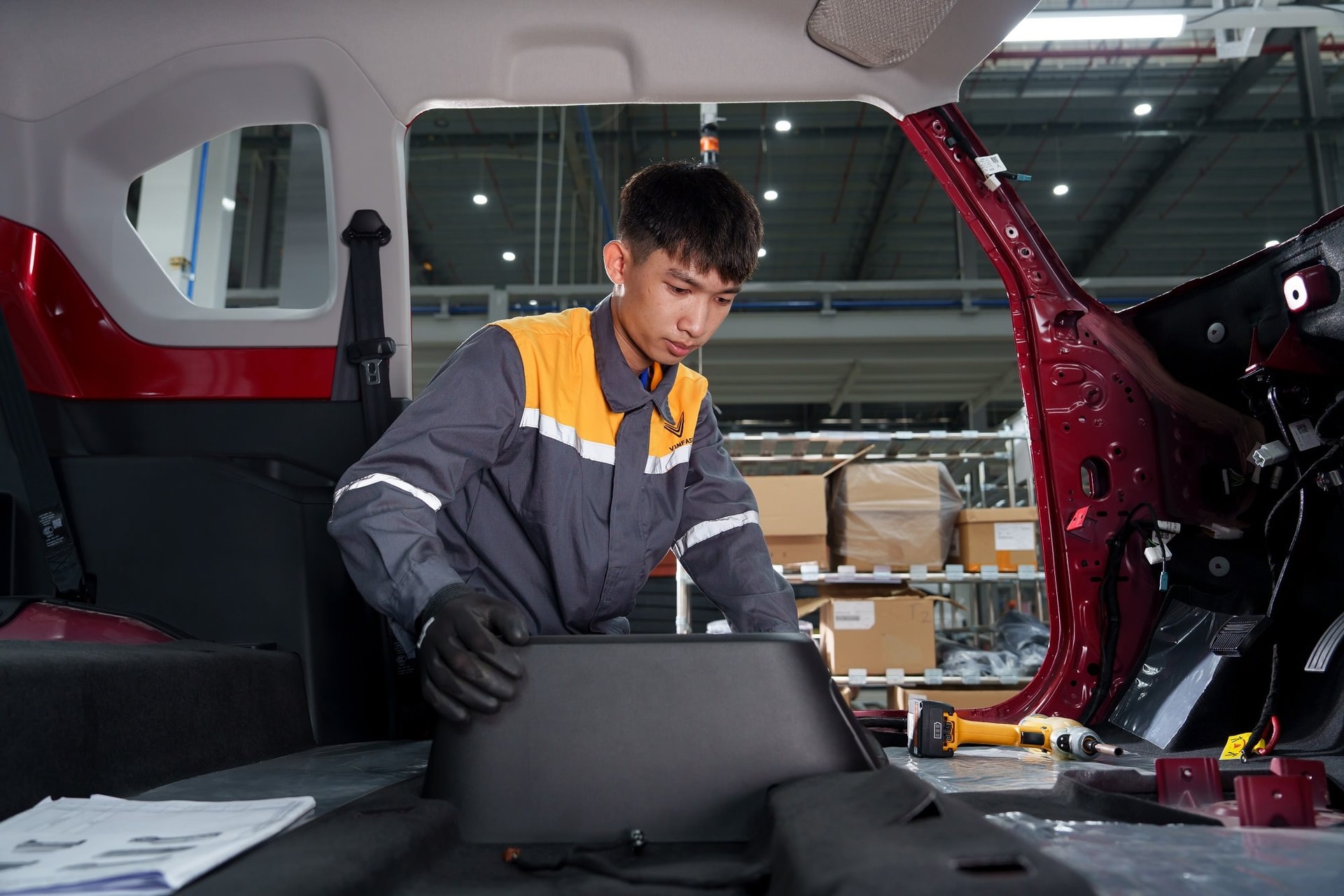 Bên trong nhà máy VinFast Hà Tĩnh hiện đại hàng đầu VN: Mỗi giờ xuất xưởng 35 xe, quy trình nghiêm ngặt - Ảnh 13