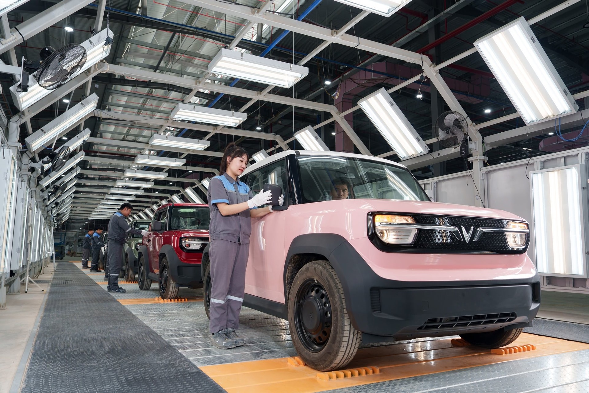 Bên trong nhà máy VinFast Hà Tĩnh hiện đại hàng đầu VN: Mỗi giờ xuất xưởng 35 xe, quy trình nghiêm ngặt - Ảnh 10