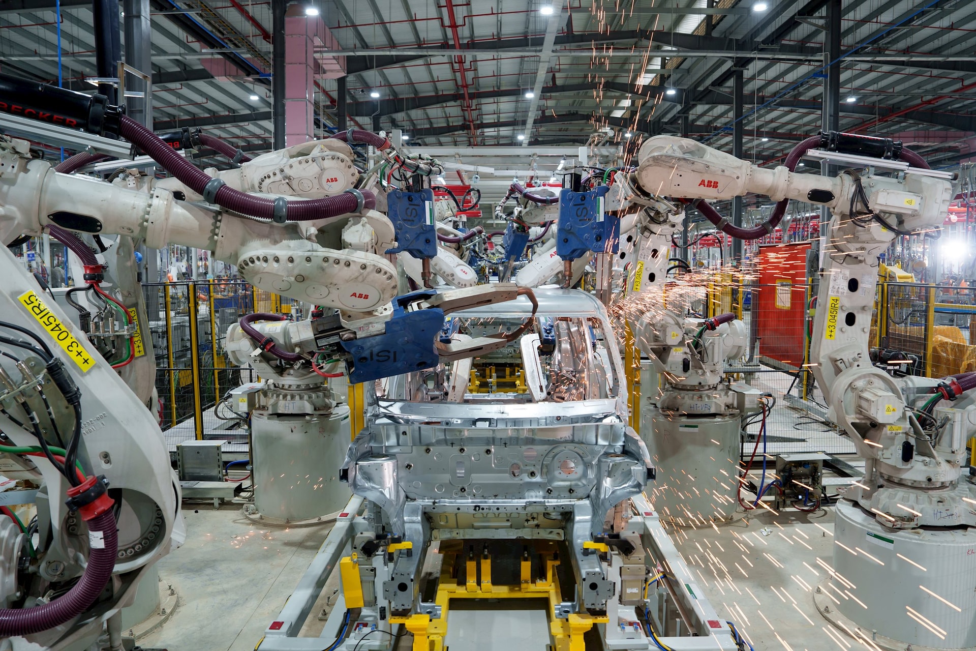 Bên trong nhà máy VinFast Hà Tĩnh hiện đại hàng đầu VN: Mỗi giờ xuất xưởng 35 xe, quy trình nghiêm ngặt - Ảnh 6