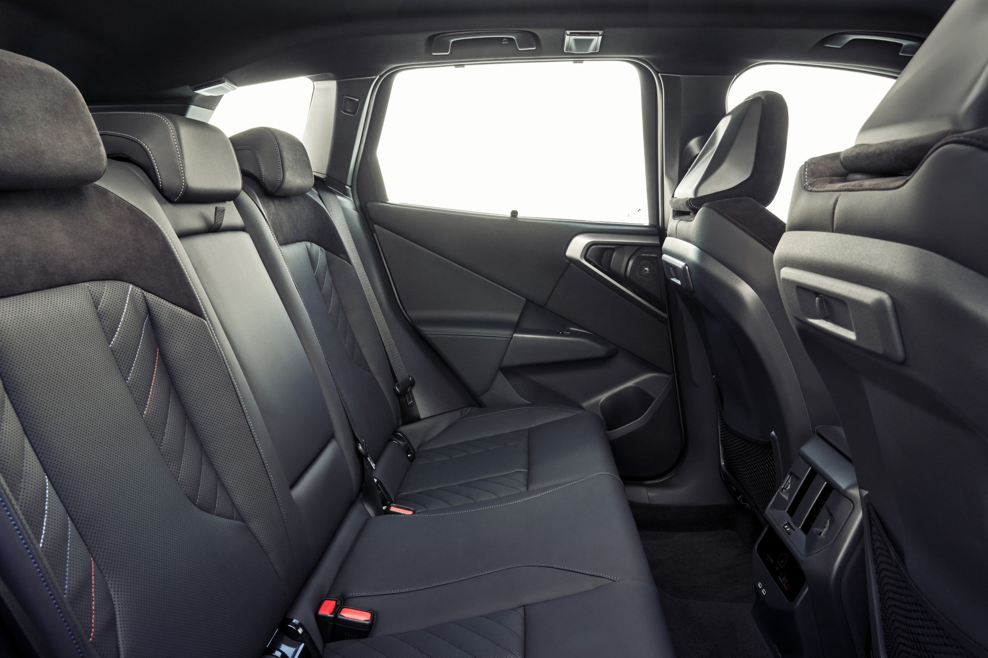 Bộ đôi BMW X3 và 5 Series 2025 ra mắt Việt Nam: Thiết kế mới, công nghệ nâng cấp - kèm ưu đãi khủng 100 triệu đồng - Ảnh 5