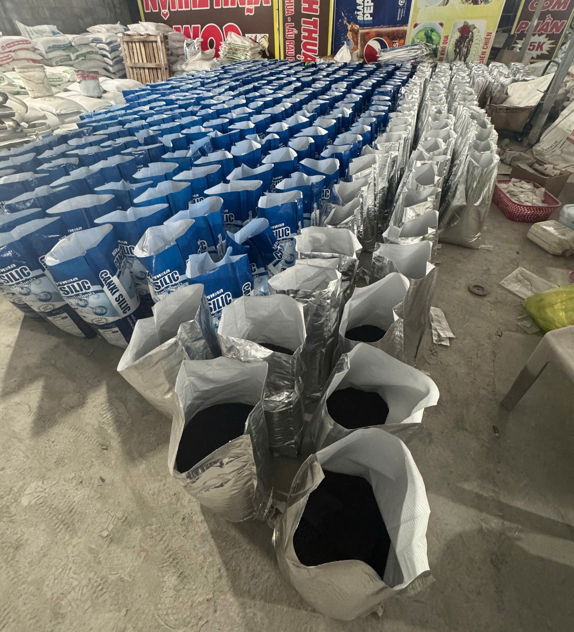 Phát hiện 60 tấn sản phẩm xử lý môi trường nuôi trồng thủy sản không rõ nguồn gốc, không đủ điều kiện sản xuất - Ảnh 2