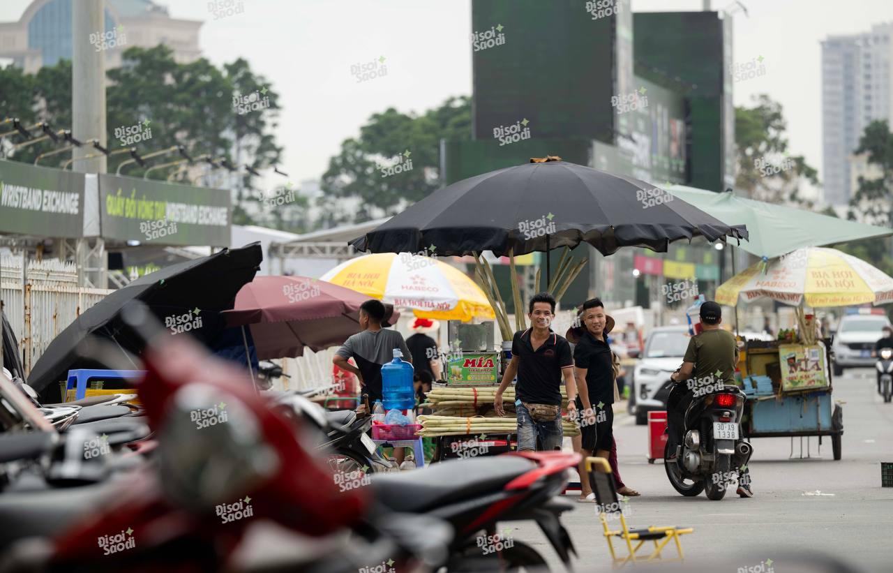 1 buổi sáng doanh thu bằng cả tuần: "Bà hàng xóm" sân Mỹ Đình hốt bạc khi bán trà đá, nước mía đón đầu G-DRAGON, CL (2NE1) - Ảnh 4