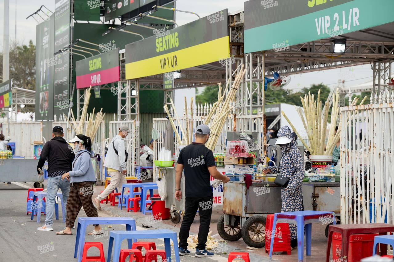 1 buổi sáng doanh thu bằng cả tuần: "Bà hàng xóm" sân Mỹ Đình hốt bạc khi bán trà đá, nước mía đón đầu G-DRAGON, CL (2NE1) - Ảnh 2