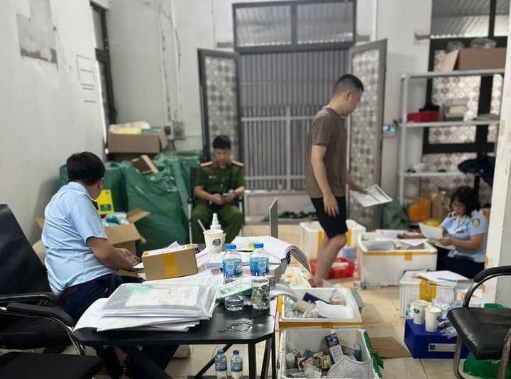 Kiểm tra 4 cơ sở kinh doanh mỹ phẩm ở Hà Nội, phát hiện 3.500 sản phẩm nhập lậu - Ảnh 1