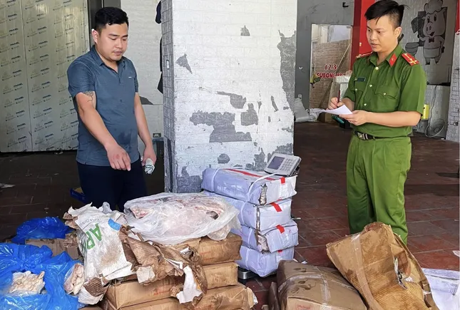 Cảnh sát phát hiện gần 9 tấn thịt đông lạnh không rõ nguồn gốc ở Ninh Bình - Ảnh 1