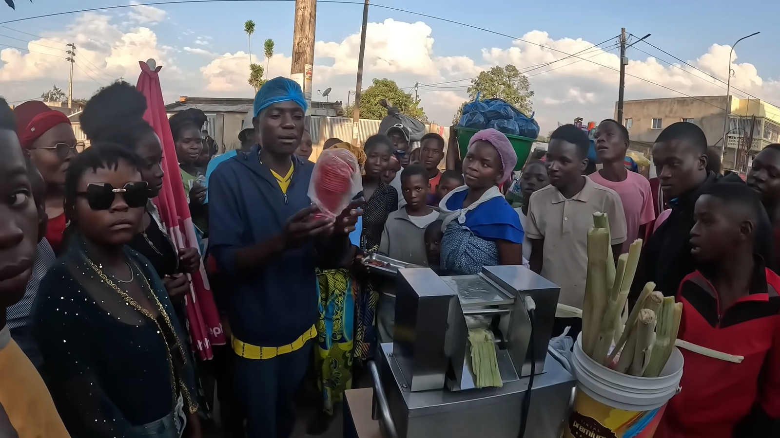 Bán nước giải khát nổi tiếng ở Việt Nam, 'hot boy' team Quang Linh châu Phi đón khách nườm nượp, giá siêu rẻ chỉ 5.000 đồng/cốc - Ảnh 1