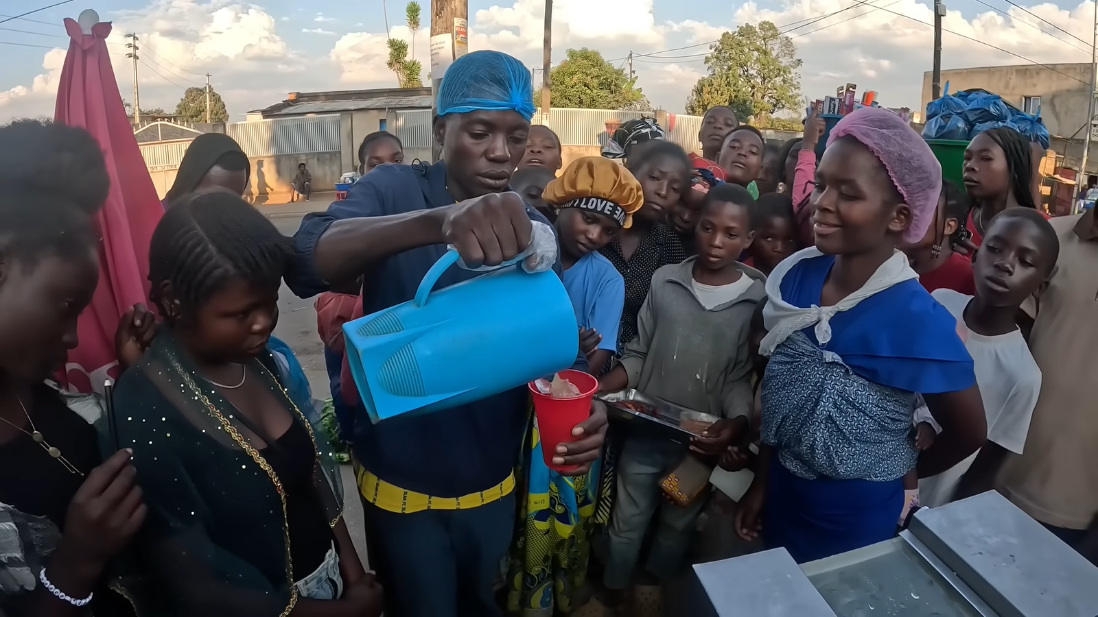 Bán nước giải khát nổi tiếng ở Việt Nam, 'hot boy' team Quang Linh châu Phi đón khách nườm nượp, giá siêu rẻ chỉ 5.000 đồng/cốc - Ảnh 2