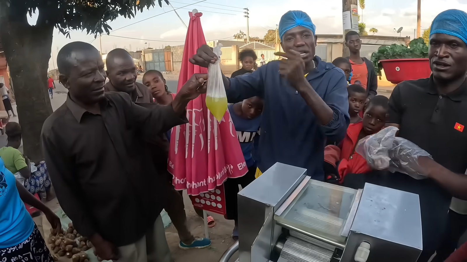 Bán nước giải khát nổi tiếng ở Việt Nam, 'hot boy' team Quang Linh châu Phi đón khách nườm nượp, giá siêu rẻ chỉ 5.000 đồng/cốc - Ảnh 4