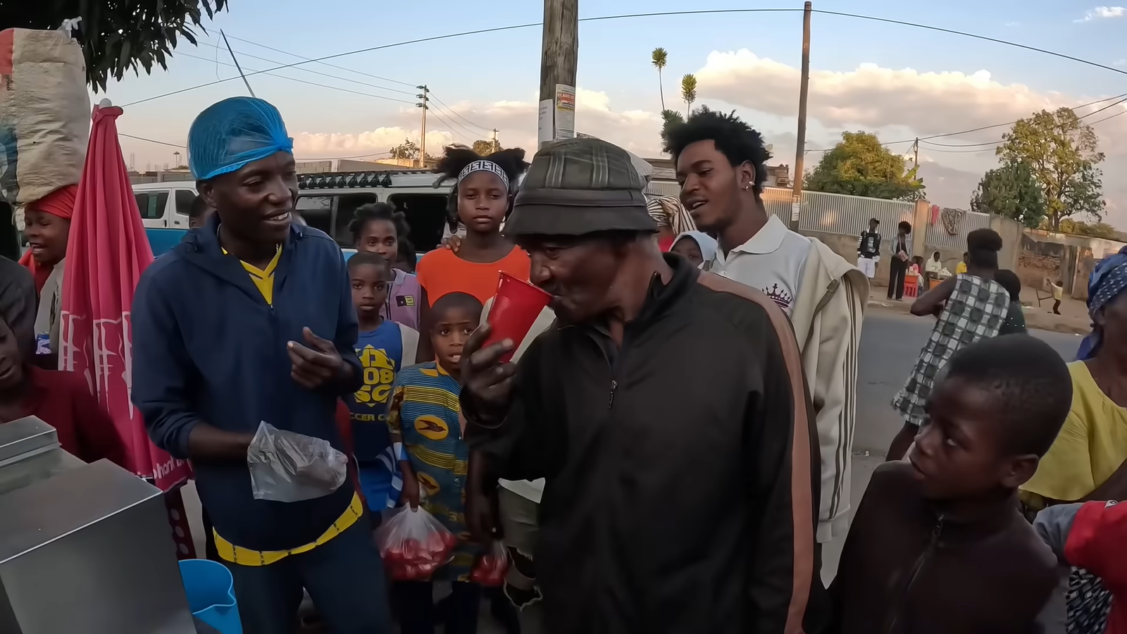 Bán nước giải khát nổi tiếng ở Việt Nam, 'hot boy' team Quang Linh châu Phi đón khách nườm nượp, giá siêu rẻ chỉ 5.000 đồng/cốc - Ảnh 3