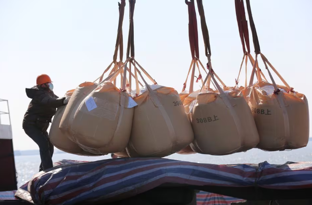 Một quốc gia bất ngờ dừng sản xuất phân bón do ảnh hưởng từ Israel: Phụ thuộc đến 60% khí đốt, nguồn cung năng lượng bị đe dọa - Ảnh 1