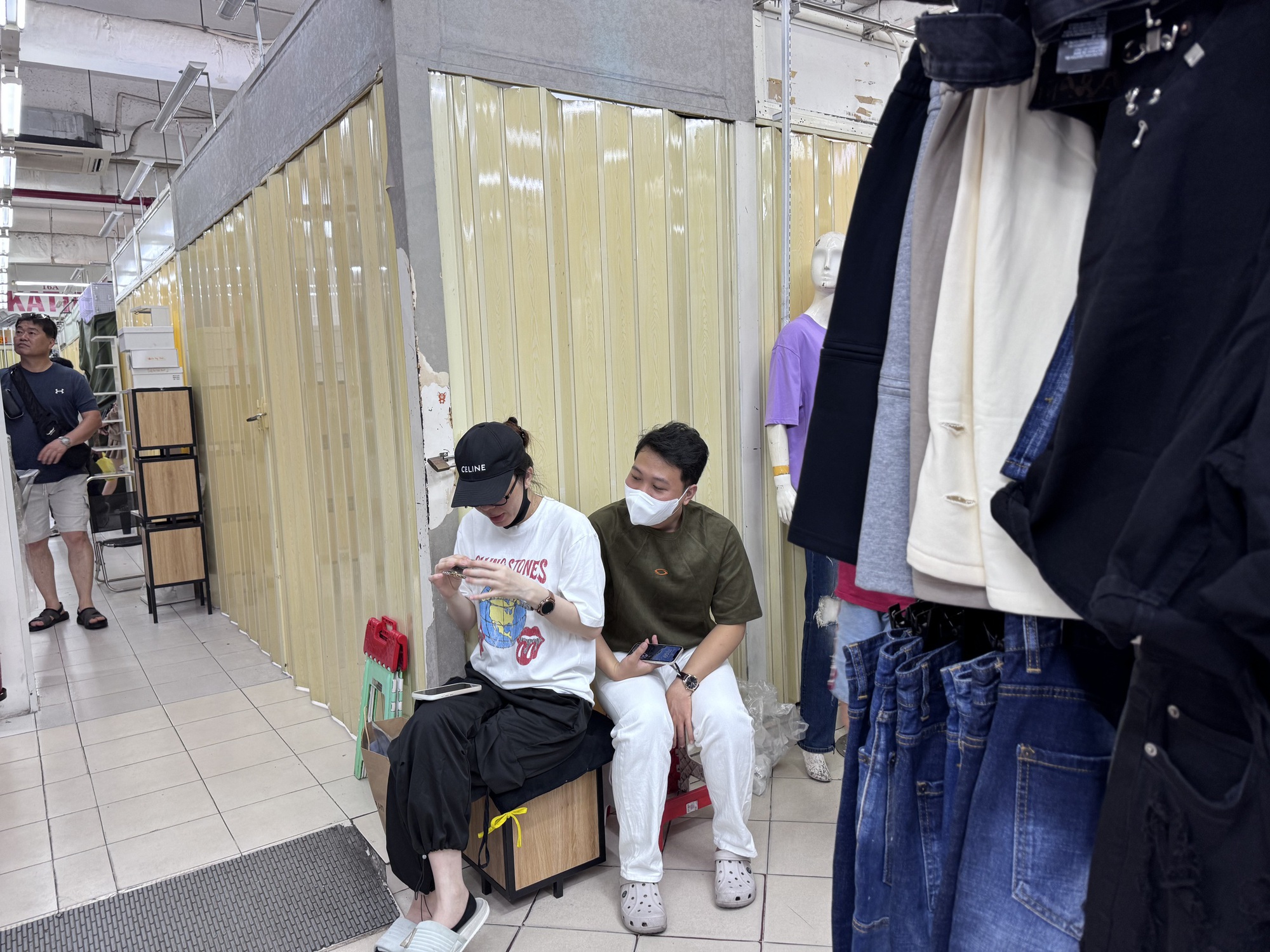 Hàng loạt sạp đóng cửa, sự lo âu bao trùm các chợ lớn ở TP HCM - Ảnh 6