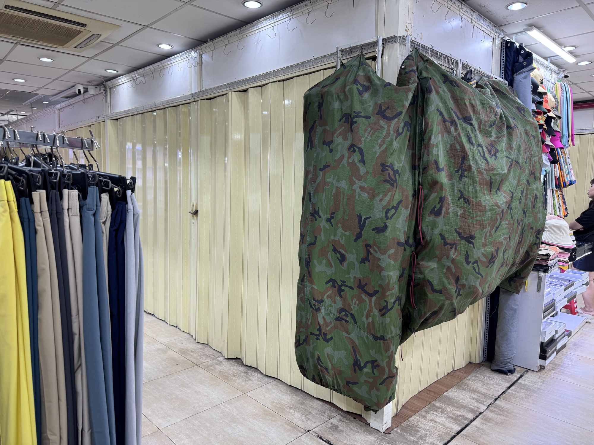 Hàng loạt sạp đóng cửa, sự lo âu bao trùm các chợ lớn ở TP HCM - Ảnh 7