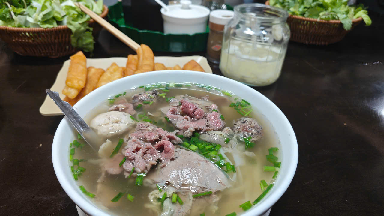 Ổ bánh mì, tô phở rục rịch tăng giá 2.000 – 5.000 đồng - Ảnh 3