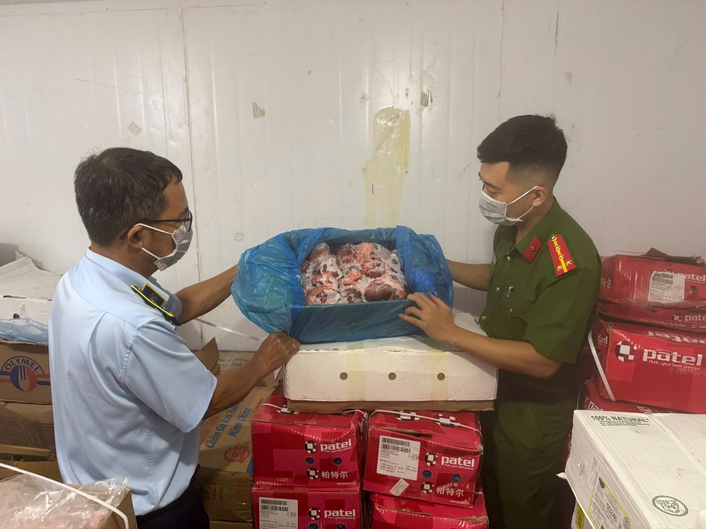 Quản lý thị trường phát hiện: Gần 4 tấn thịt đông lạnh không đảm bảo vệ sinh của Thịnh Phát Food (Quảng Bình); 2 tấn táo đỏ, kỷ tử không rõ nguồn gốc tại Tạng Kiều Đường (Phú Thọ) - Ảnh 2