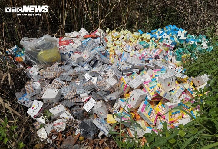 Tìm ra người đổ trộm thực phẩm chức năng ra bãi đất trống ở TP.HCM - Ảnh 1
