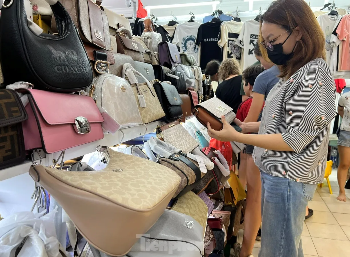 Cận cảnh 'hàng hiệu giá bèo' cần là có ở chợ truyền thống TPHCM - Ảnh 10