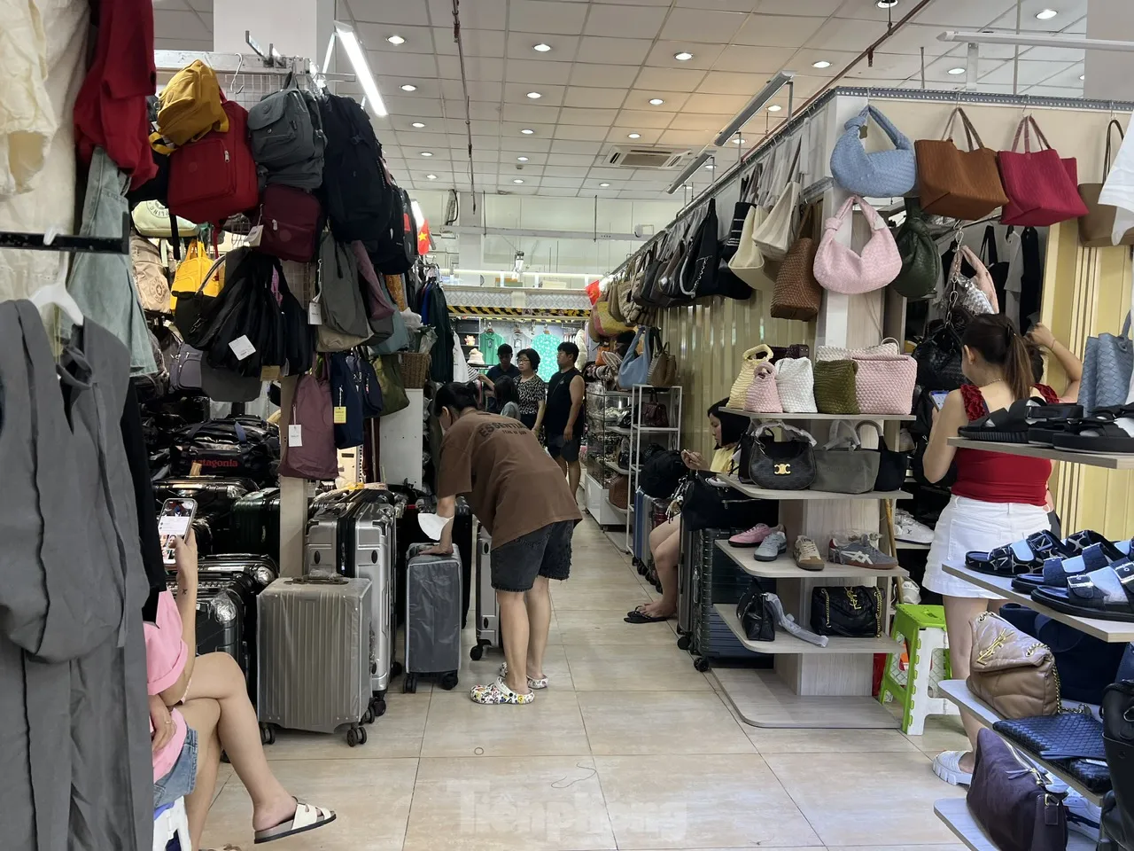 Cận cảnh 'hàng hiệu giá bèo' cần là có ở chợ truyền thống TPHCM - Ảnh 7