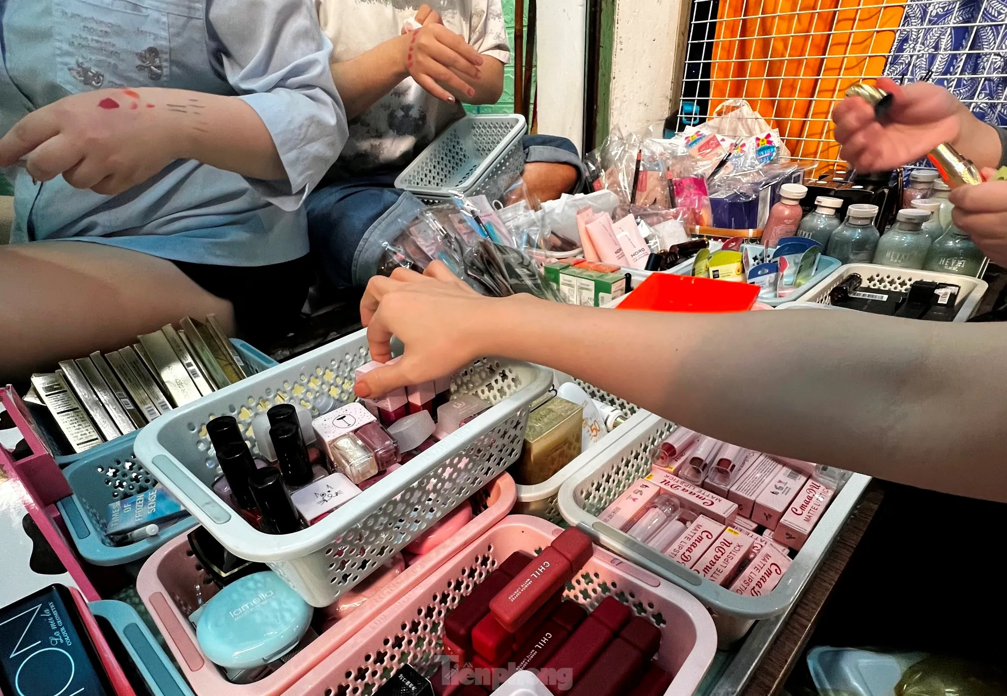 Cận cảnh 'hàng hiệu giá bèo' cần là có ở chợ truyền thống TPHCM - Ảnh 2