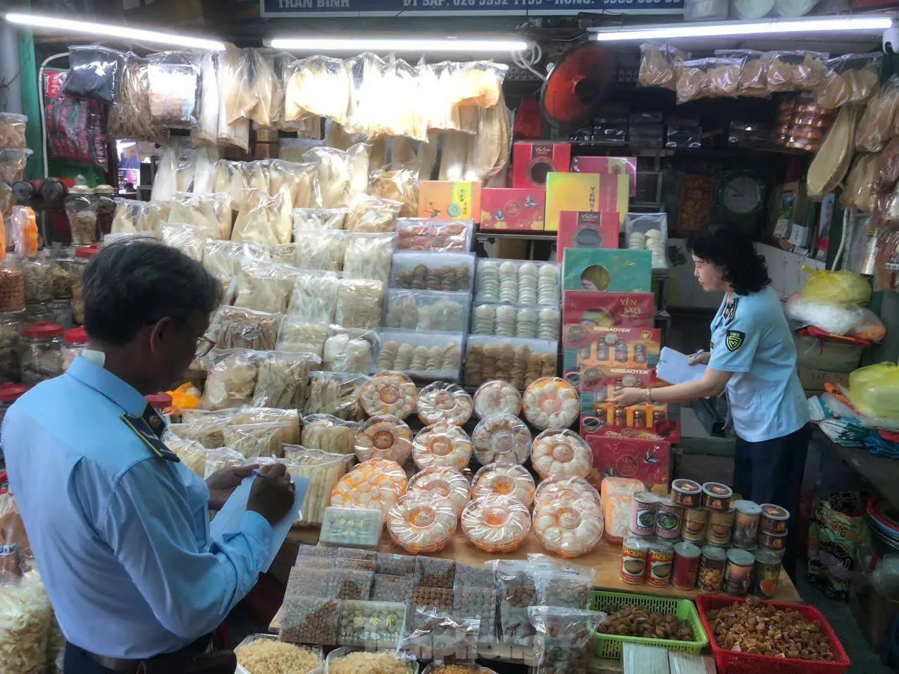 Cận cảnh 'hàng hiệu giá bèo' cần là có ở chợ truyền thống TPHCM - Ảnh 12