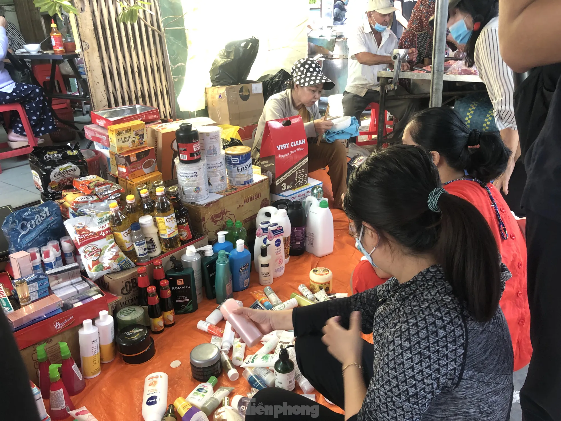 Cận cảnh 'hàng hiệu giá bèo' cần là có ở chợ truyền thống TPHCM - Ảnh 13