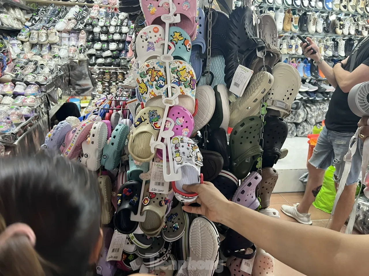 Cận cảnh 'hàng hiệu giá bèo' cần là có ở chợ truyền thống TPHCM - Ảnh 6