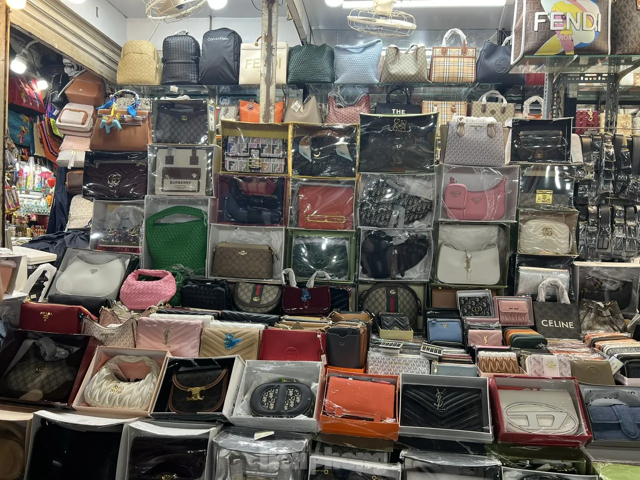 Cận cảnh 'hàng hiệu giá bèo' cần là có ở chợ truyền thống TPHCM - Ảnh 5