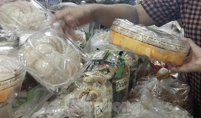 Cận cảnh 'hàng hiệu giá bèo' cần là có ở chợ truyền thống TPHCM - Ảnh 11