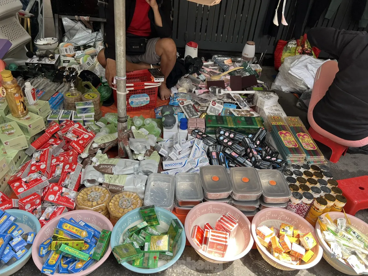 Cận cảnh 'hàng hiệu giá bèo' cần là có ở chợ truyền thống TPHCM - Ảnh 3