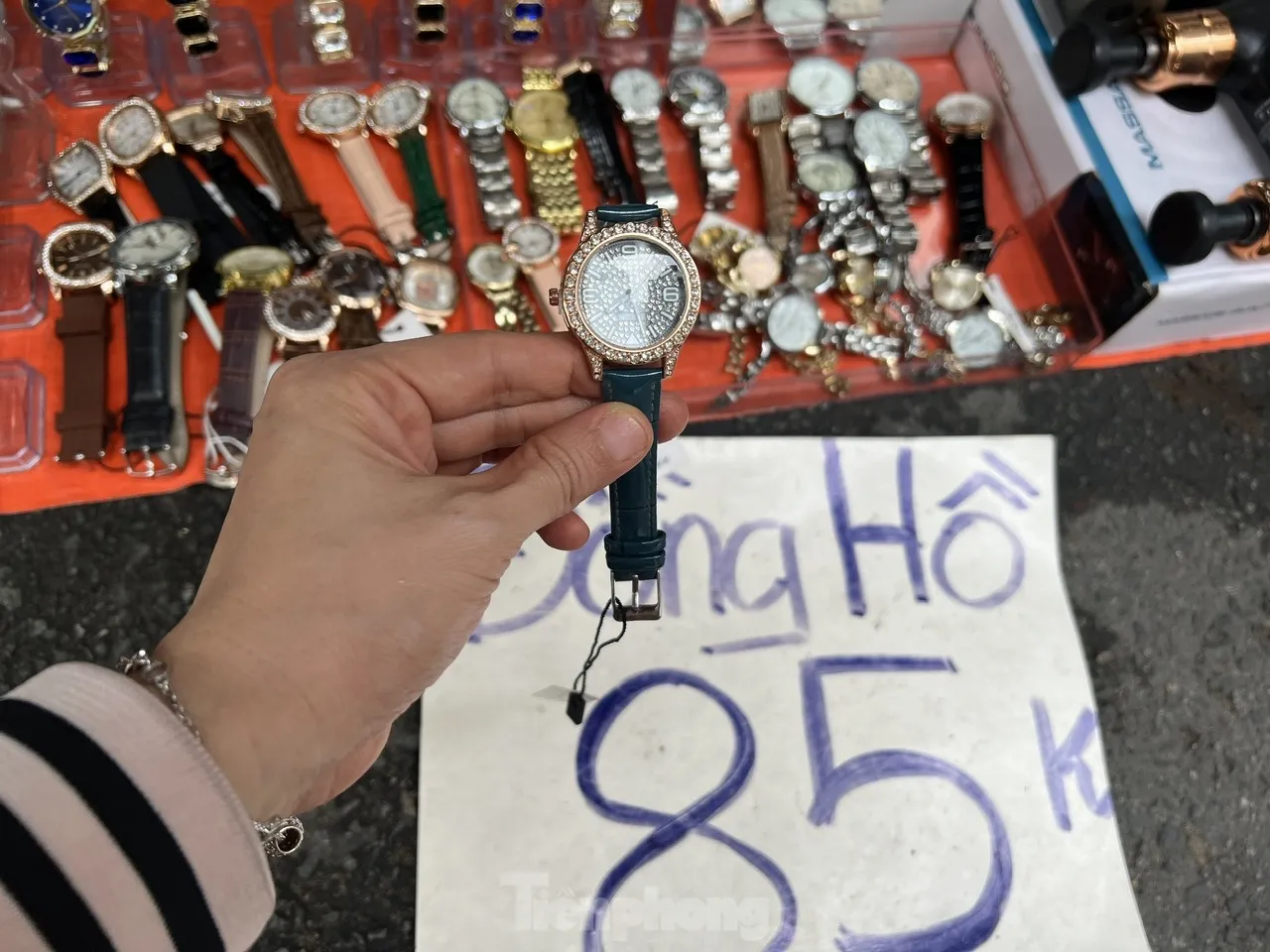 Cận cảnh 'hàng hiệu giá bèo' cần là có ở chợ truyền thống TPHCM - Ảnh 4