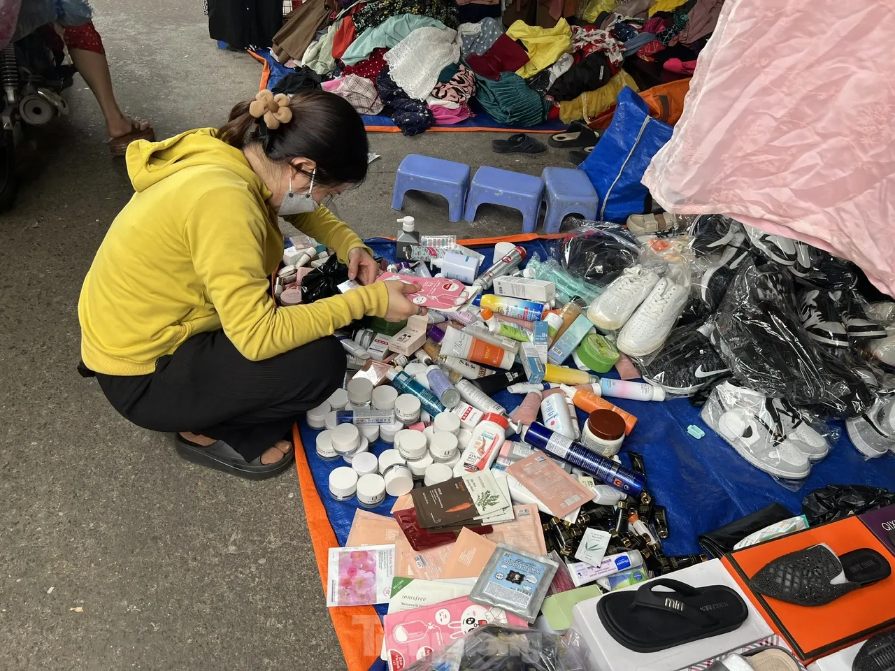 Cận cảnh 'hàng hiệu giá bèo' cần là có ở chợ truyền thống TPHCM - Ảnh 1