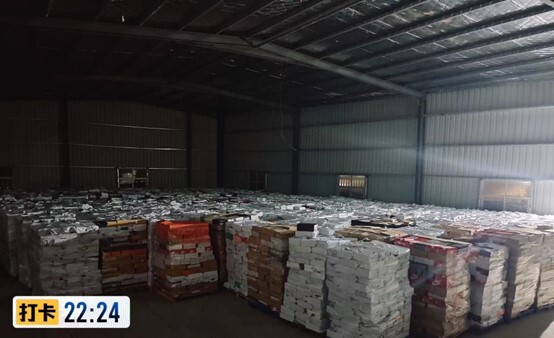 Theo dõi suốt 6 tháng, phanh phui đường dây bán hàng giả với kho rộng bằng 20 sân bóng, tịch thu 200.000 món đồ nhái - Ảnh 1