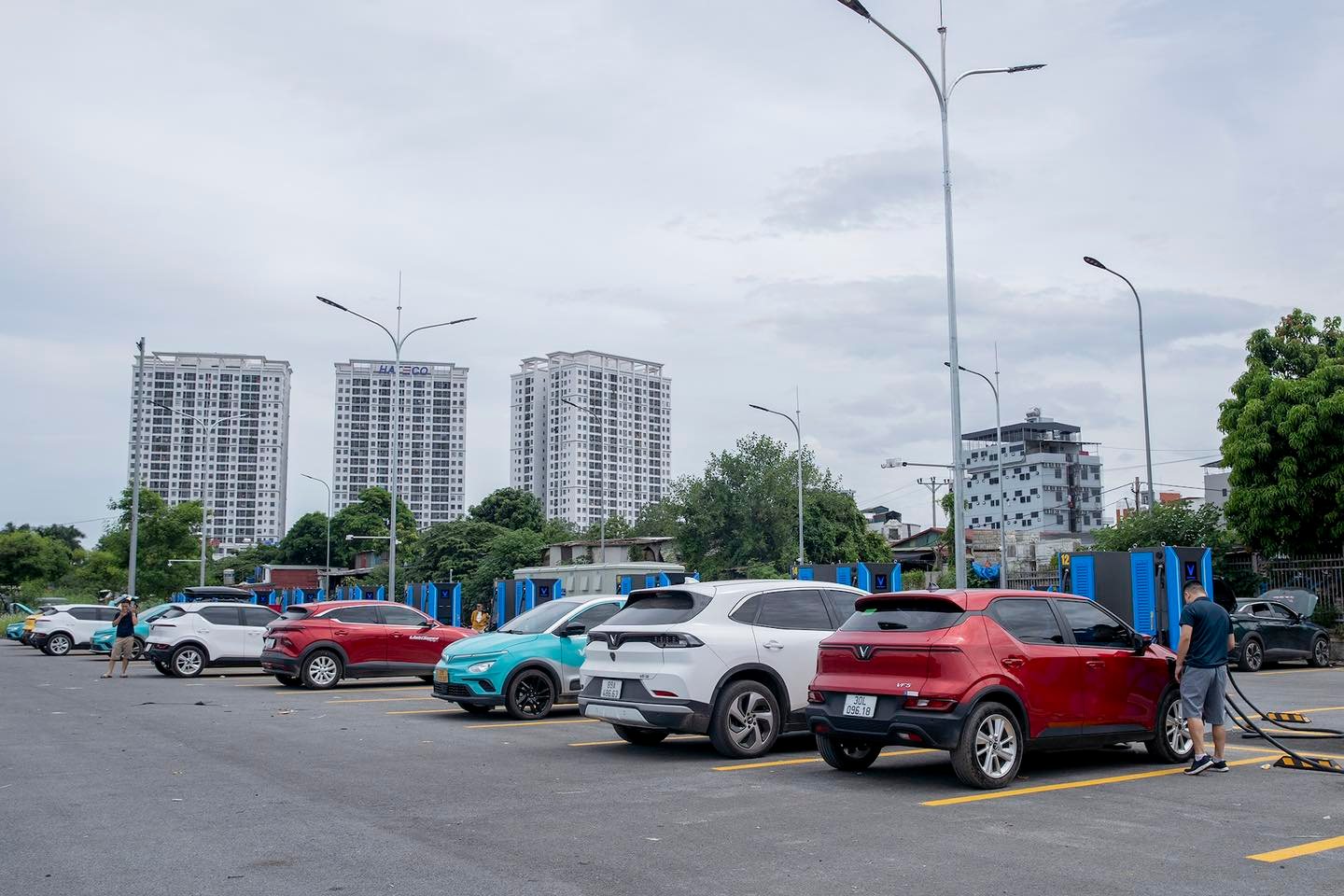 Chủ xe VinFast VF 9 trải nghiệm trạm sạc siêu nhanh lớn nhất Hà Nội: ‘9 phút đi được 50km, vị trí thuận lợi, toàn trụ công suất lớn’ - Ảnh 1