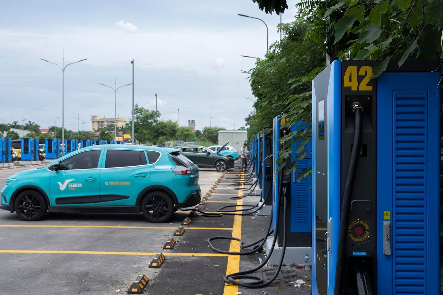 Chủ xe VinFast VF 9 trải nghiệm trạm sạc siêu nhanh lớn nhất Hà Nội: ‘9 phút đi được 50km, vị trí thuận lợi, toàn trụ công suất lớn’ - Ảnh 3