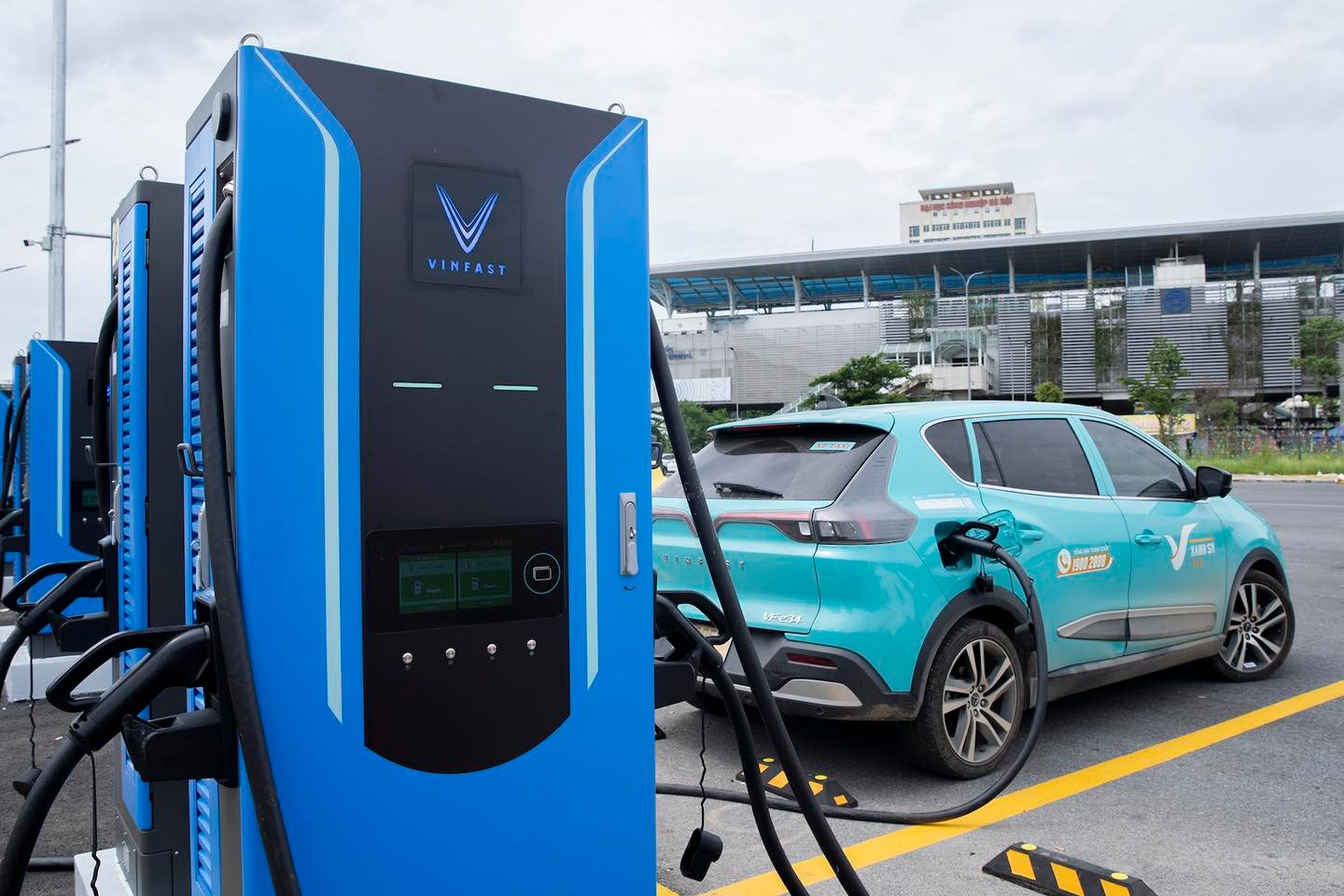 Chủ xe VinFast VF 9 trải nghiệm trạm sạc siêu nhanh lớn nhất Hà Nội: ‘9 phút đi được 50km, vị trí thuận lợi, toàn trụ công suất lớn’ - Ảnh 5