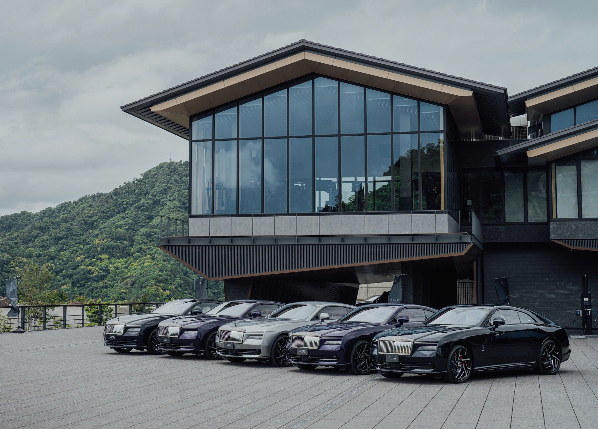 ‘Không gì ngăn cản Rolls-Royce làm BST riêng cho Việt Nam như Phantom Đông Sơn’ - Ảnh 4