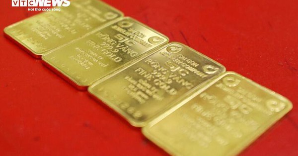 Giá vàng liên tục giảm sâu, nên mua vào hay bán ra?