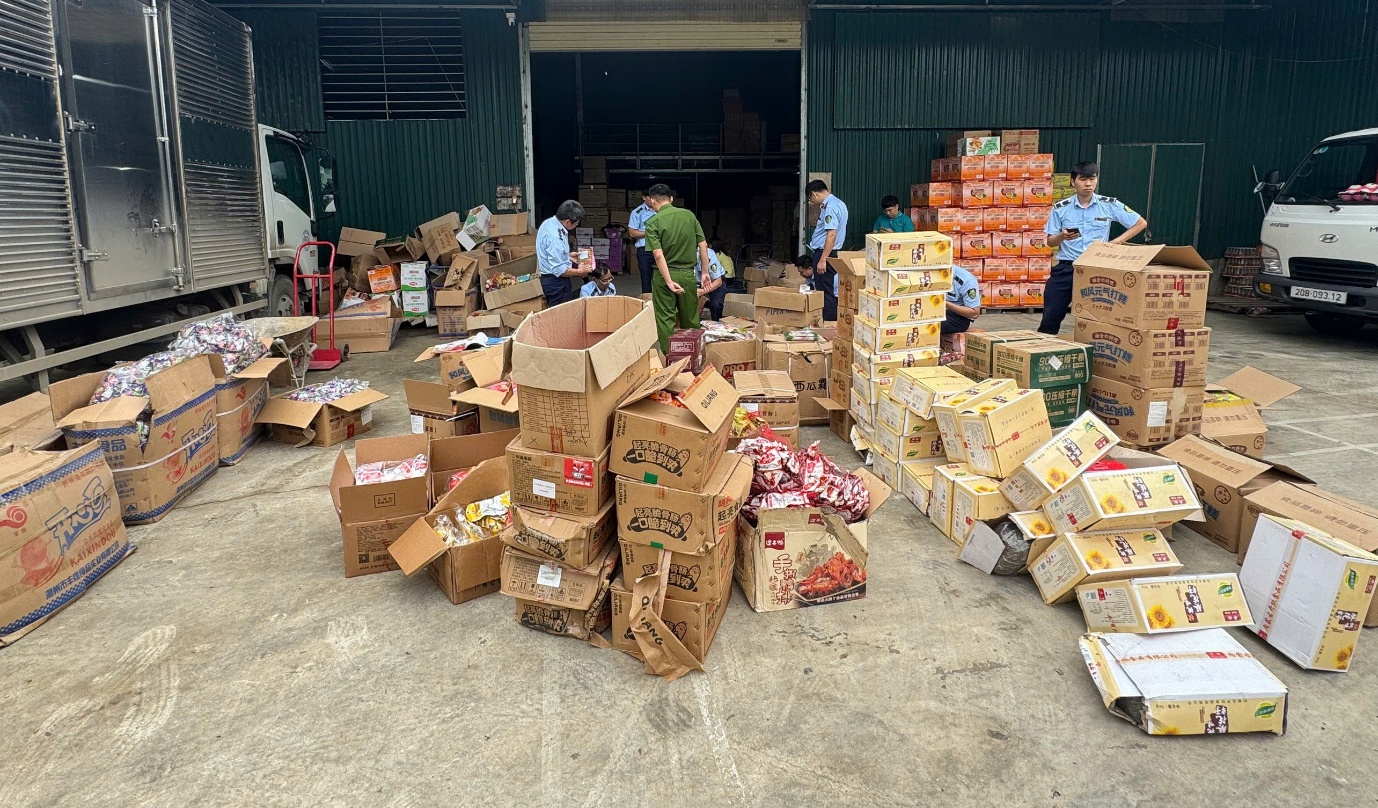 1 tháng ra quân, lực lượng quản lý thị trường đã truy quét hơn 3.100 vụ vi phạm - Ảnh 2