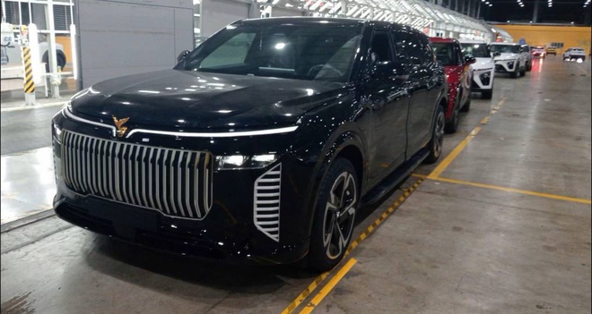 SUV mới giống VinFast VF 9 lộ màu sơn trắng cho thấy nhiều đường nét khác hẳn 'bản gốc', logo đặt nổi kiểu Rolls-Royce - Ảnh 1