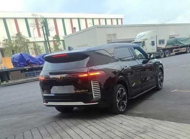 SUV mới giống VinFast VF 9 lộ màu sơn trắng cho thấy nhiều đường nét khác hẳn 'bản gốc', logo đặt nổi kiểu Rolls-Royce - Ảnh 2