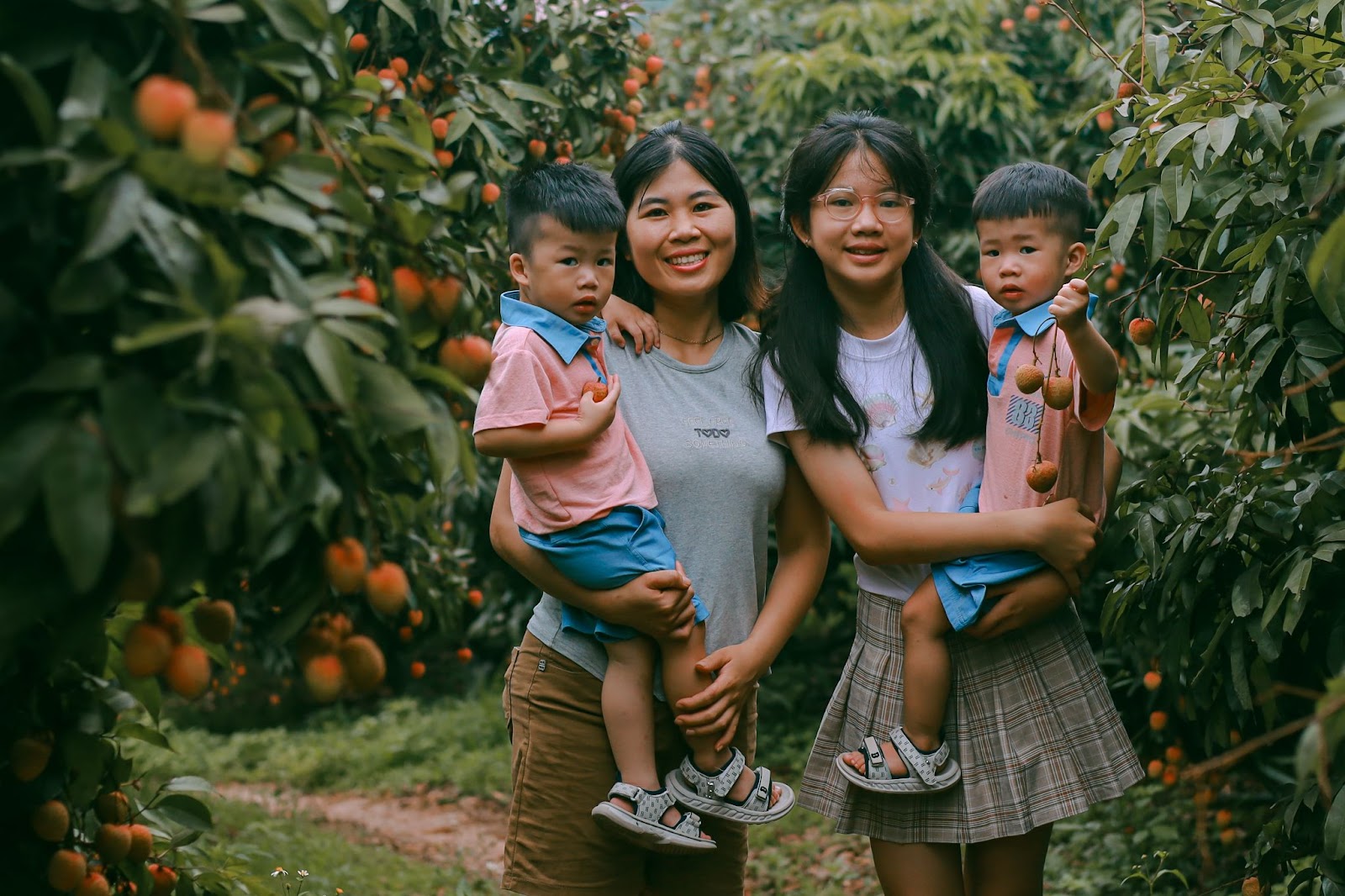 Cảm nhận niềm vui lao động qua bộ ảnh người dân thu hoạch vải - Ảnh 7