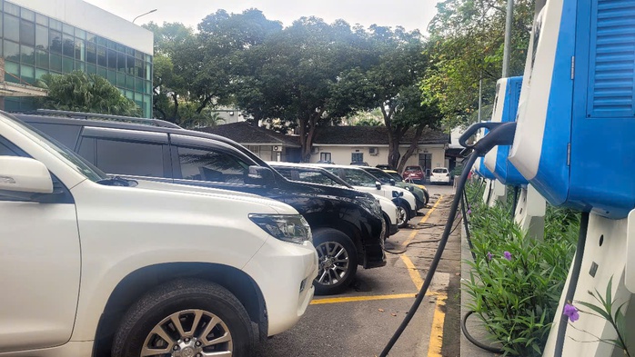 Giá điện riêng với trạm, trụ sạc xe điện, cao nhất gần 4.300 đồng/kWh - Ảnh 2