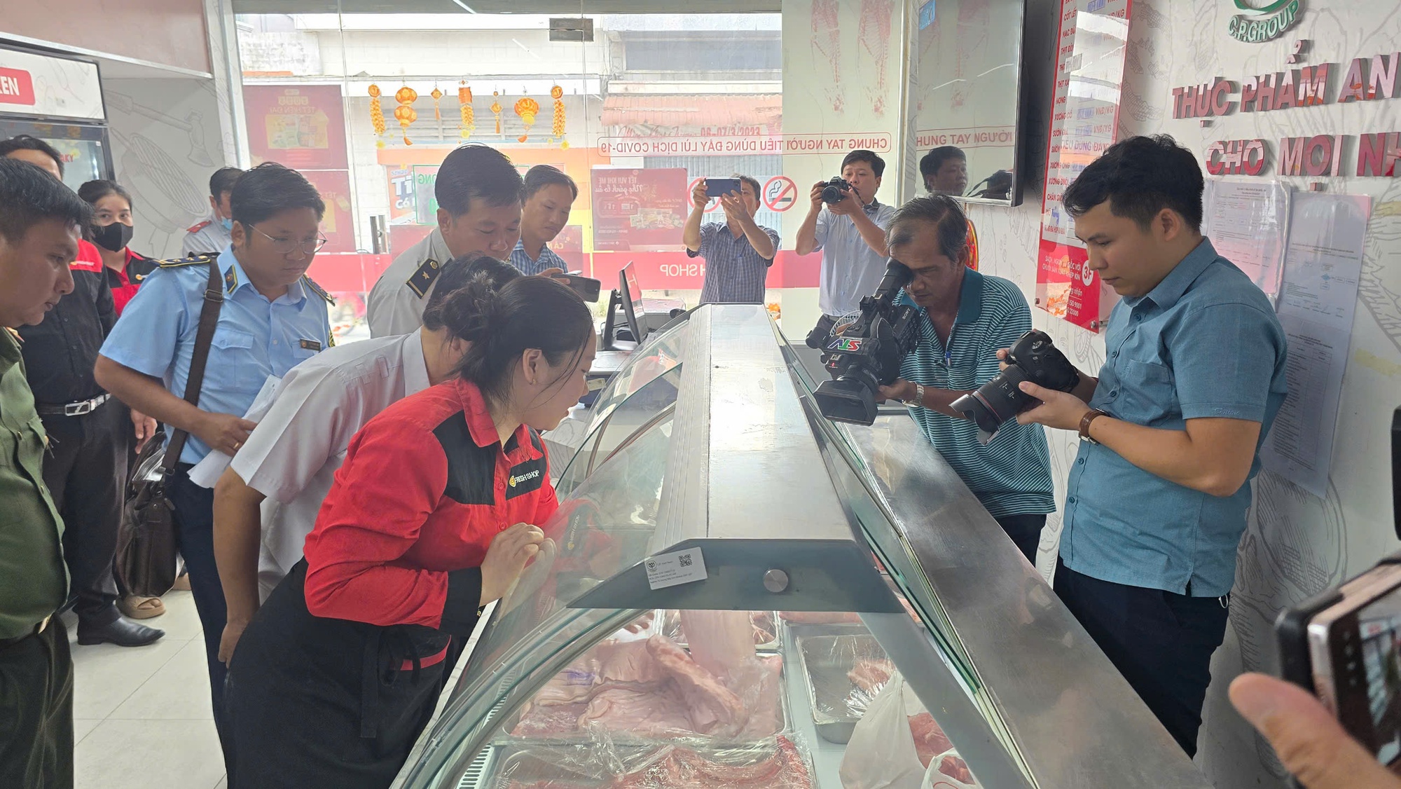 Nhiều địa phương vào cuộc kiểm tra cửa hàng, lò mổ liên quan C.P. Việt Nam - Ảnh 1