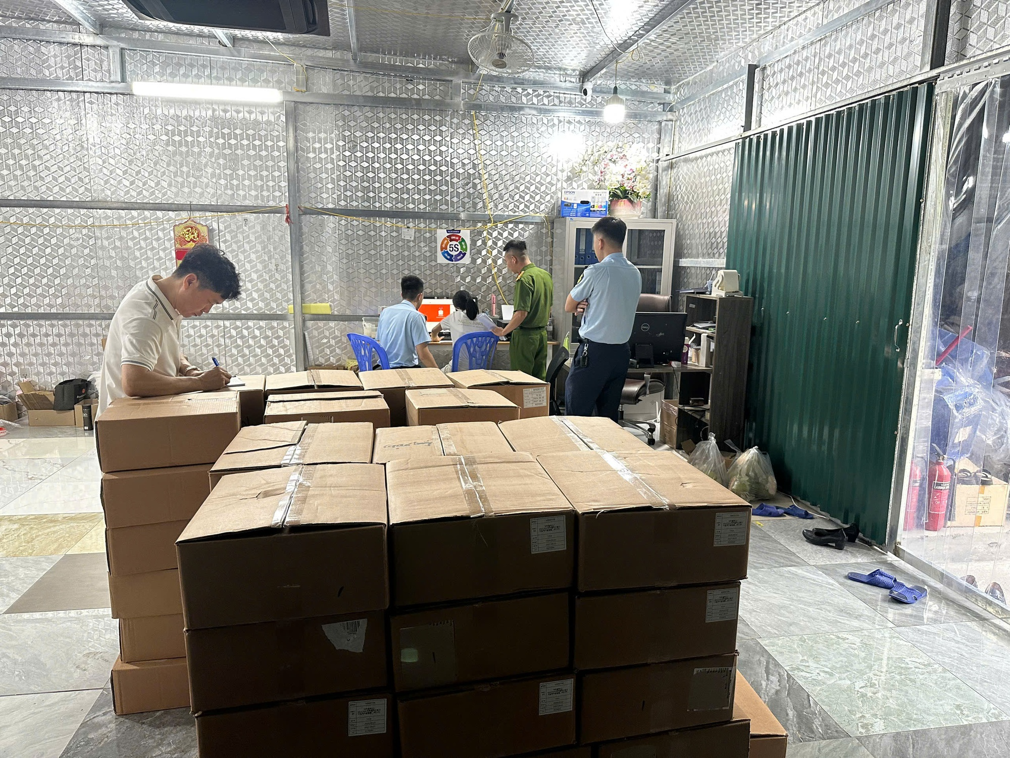 Danh tính người đứng sau Ngân Korea - công ty bị phát hiện nhập lậu 5.400 lọ mỹ phẩm - Ảnh 1