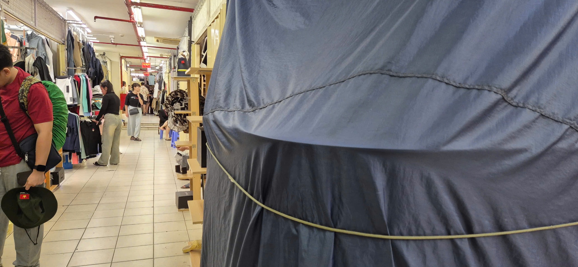 Đóng cửa né kiểm tra, báo động "vùng xám" chợ truyền thống - Ảnh 1