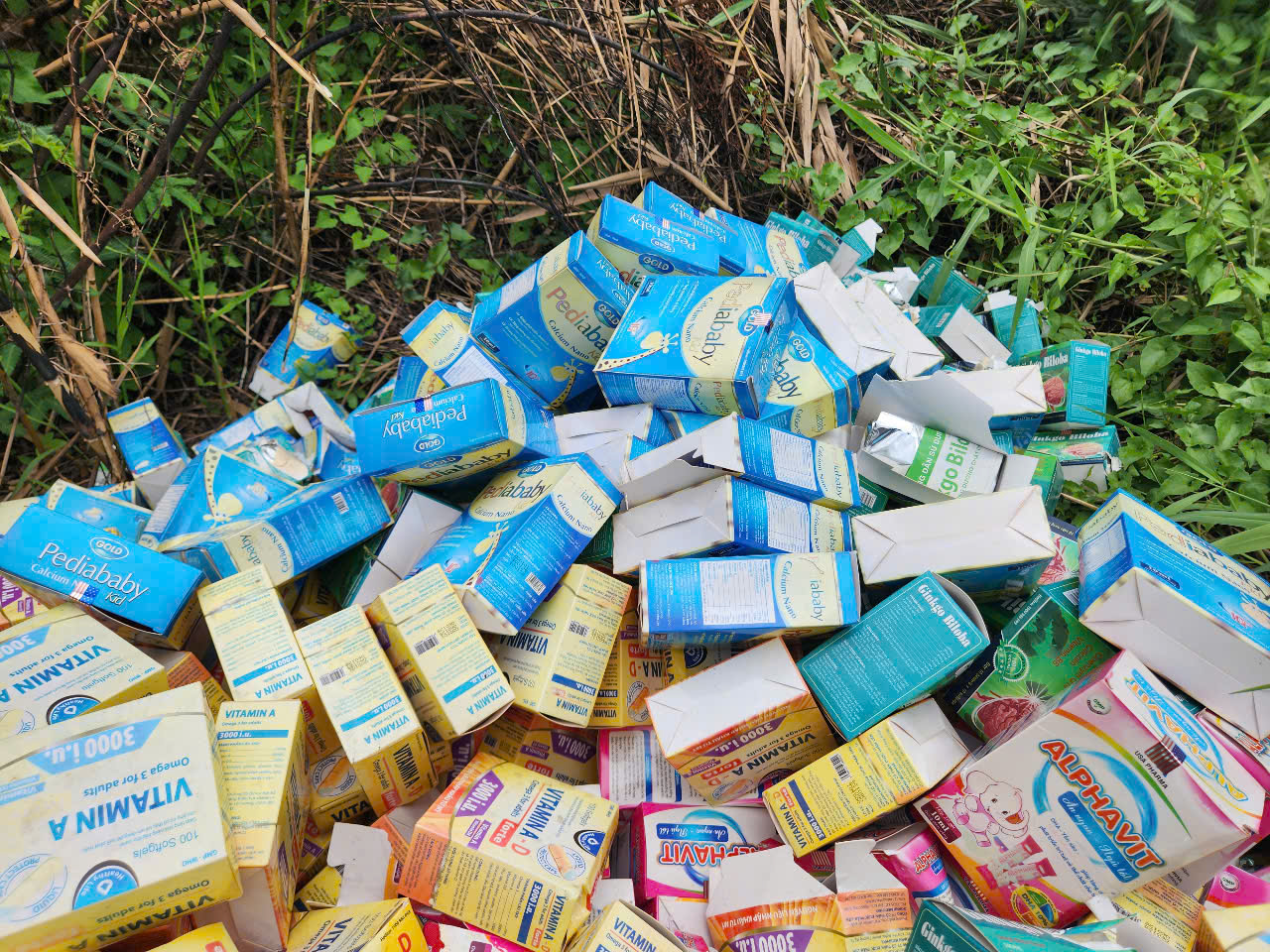 TP HCM: Hàng loạt cơ sở bị xử phạt, thu hồi giấy phép vì thuốc giả, mỹ phẩm - Ảnh 1